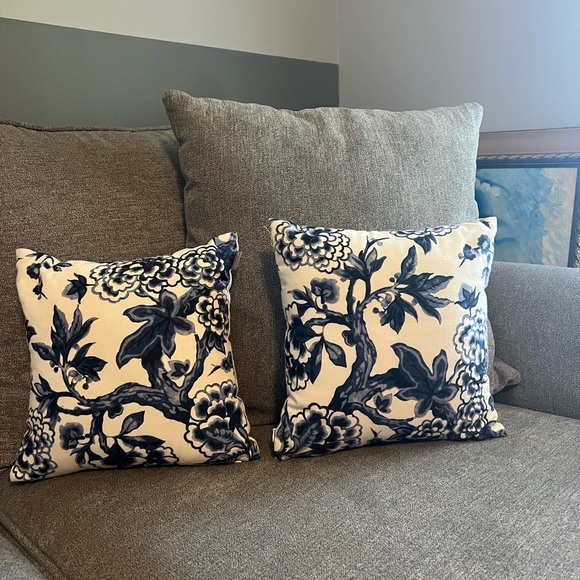 Two small accent pillows - Picture 1 of 8